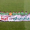 La selecci�n de Euskadi posa con una pancarta antes del partido