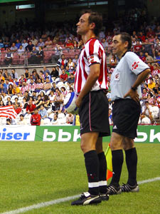 Joseba Etxeberria en la banda esperando a que el árbitro le permita hacer el saque de banda