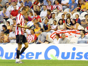 Yeste con el balón en la mano camino del corner