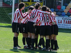 Las jugadoras del Athletic celebran uno de los goles logrados ante el Barcelona en Lasesarre