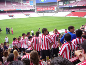 Los jugadores del Athletic mezclados con los aficionados en las gradas de San Mamés