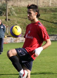 Garmendia haciendo toques de balón en Lezama